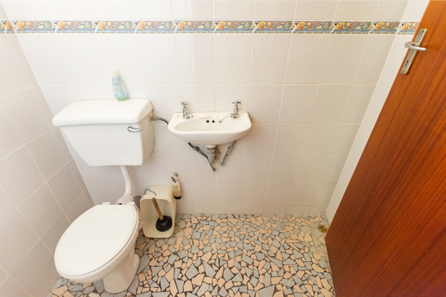 5 Bedroom Property for Sale in Middedorp Western Cape